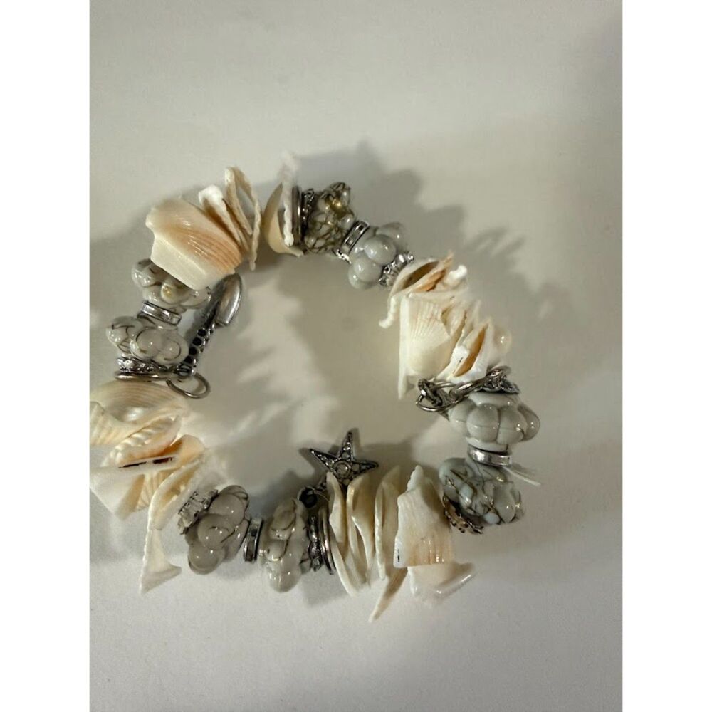 Beach-themed stretch seashell with silver-tone charms - Picture 5 of 5